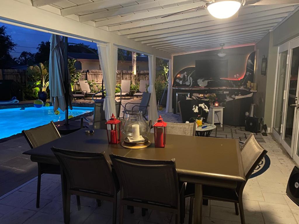 Bazén v ubytování Wilton Manors A Mens Oasis nebo v jeho okolí