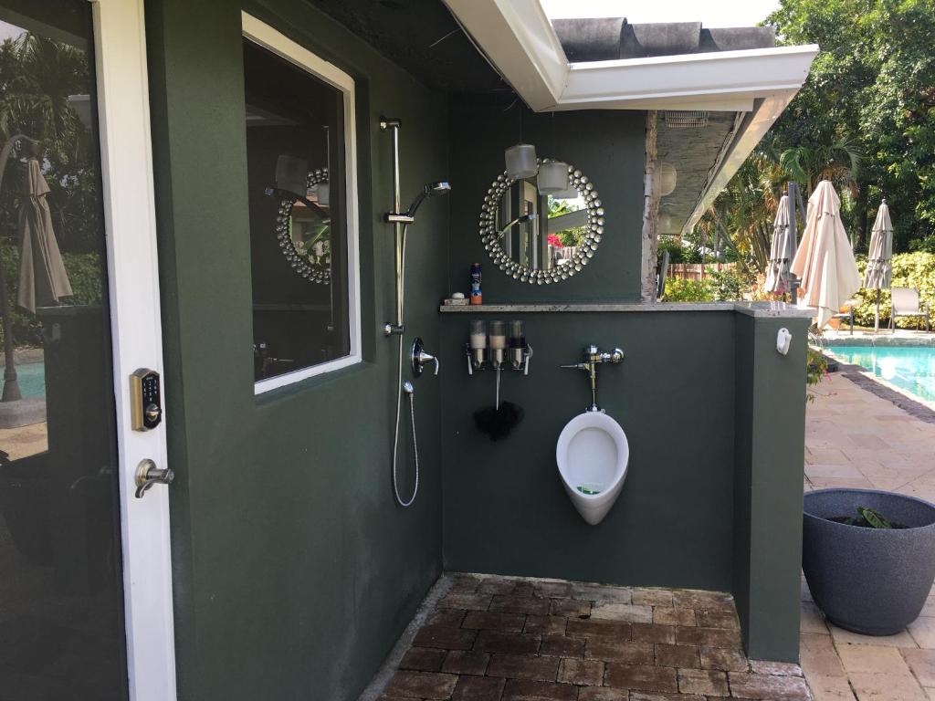 Bazén v ubytování Wilton Manors A Mens Oasis nebo v jeho okolí
