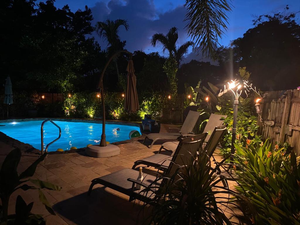 Bazén v ubytování Wilton Manors A Mens Oasis nebo v jeho okolí