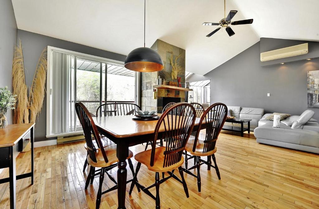 Khu vực ghế ngồi tại 541 chemin du Hibou