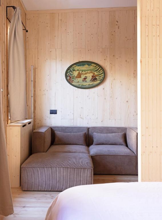 a living room with a couch and a plate on the wall at Cervino loft in Breuil-Cervinia