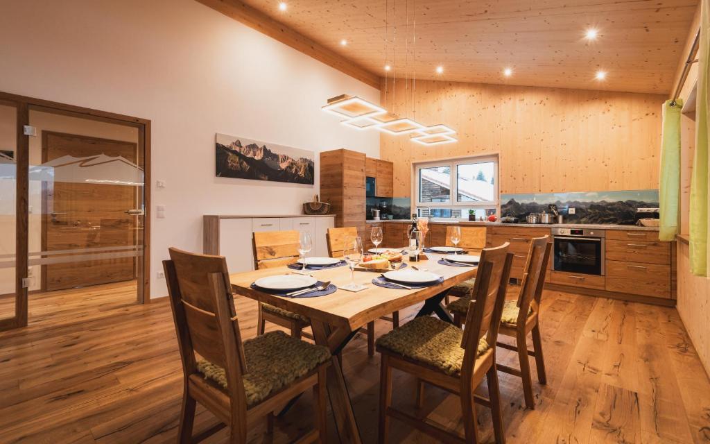 a dining room with a table and chairs in a kitchen at Ferienwohnung Alexander Kleinheinz in Rettenberg