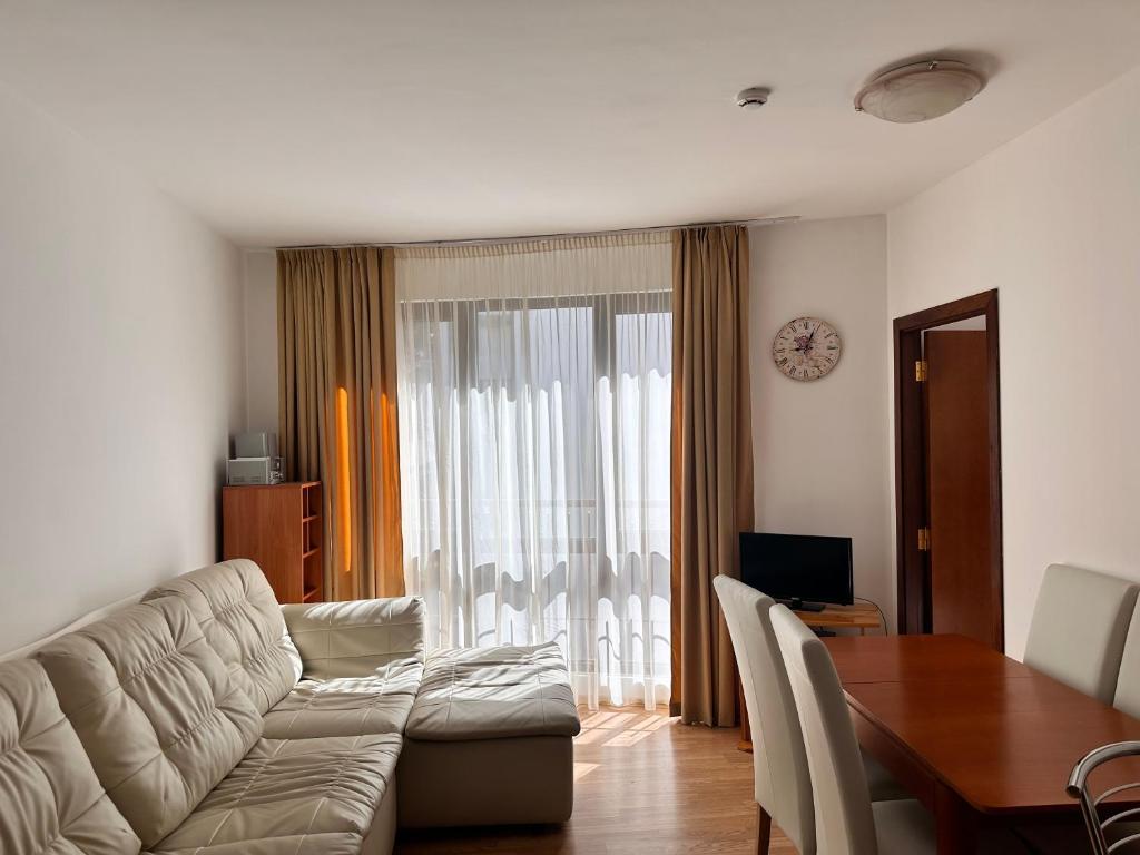 un soggiorno con un divano e un tavolo da pranzo di Sunny two bedroom apartment 12 in Tulip , Flora Residence - prime location! a Borovets