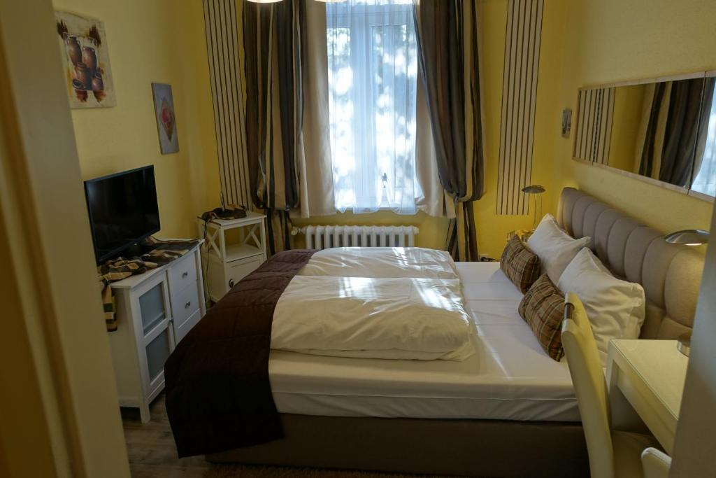 Postel nebo postele na pokoji v ubytování Hotel Villa Konstanz