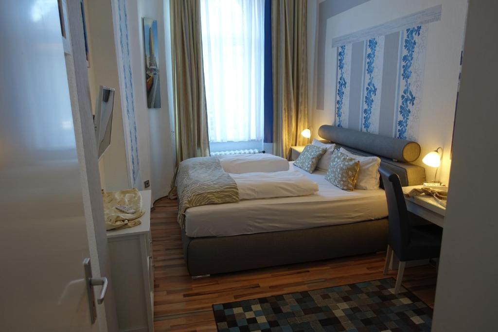 Postel nebo postele na pokoji v ubytování Hotel Villa Konstanz