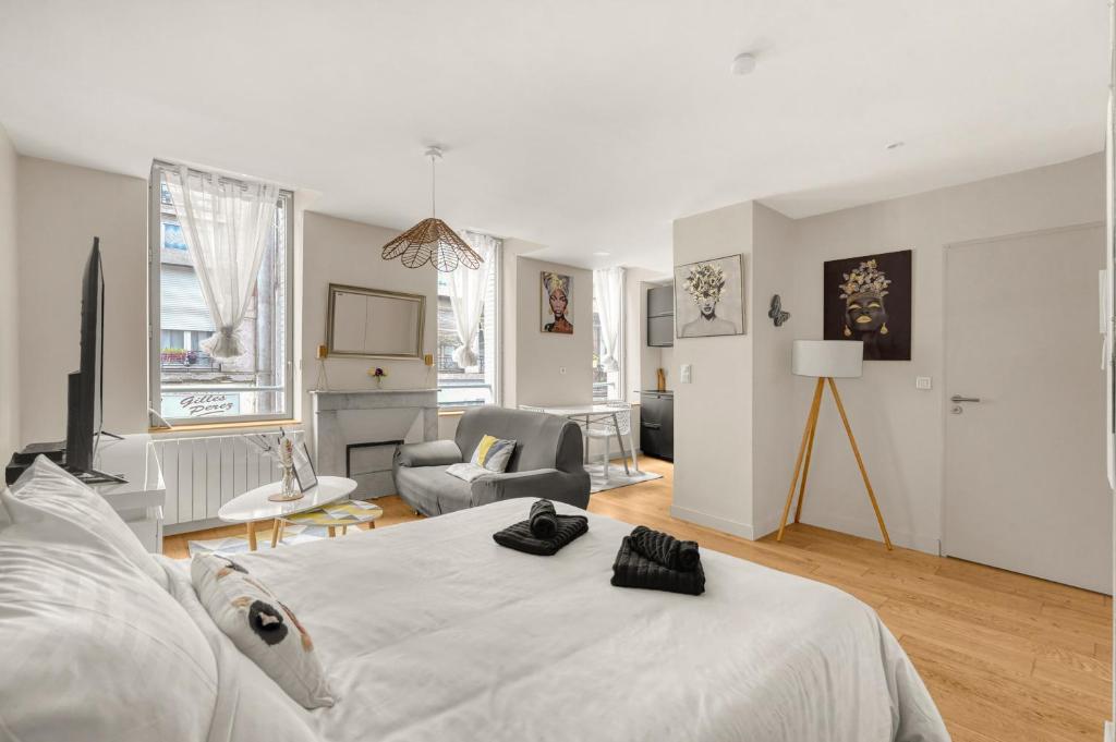 - une chambre avec un lit blanc et un salon dans l'établissement La Perle Colombette- Studio Élégant - Hyper Centre, à Toulouse