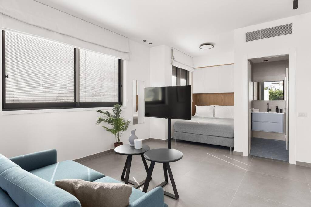 Ένα ή περισσότερα κρεβάτια σε δωμάτιο στο Luxury Studio Beach Flat 526