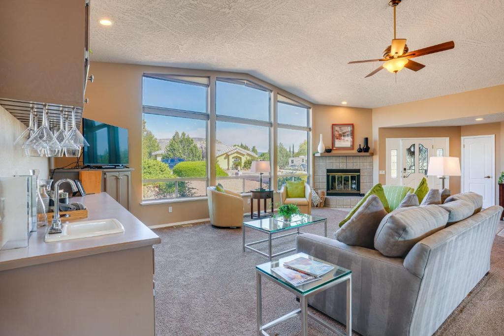 セドナにあるCovered Deck and Red Rock Views Home in Sedonaのソファとキッチンのあるリビングルーム