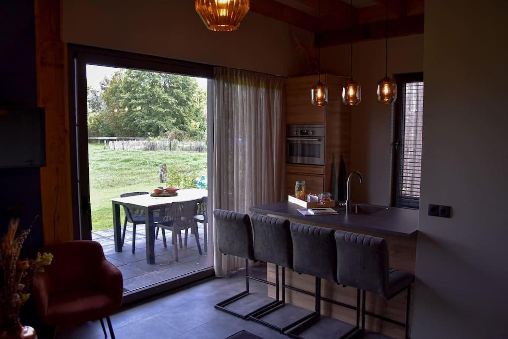 DaarleにあるHet Bruineveldのカウンターとテーブルと椅子のあるキッチン