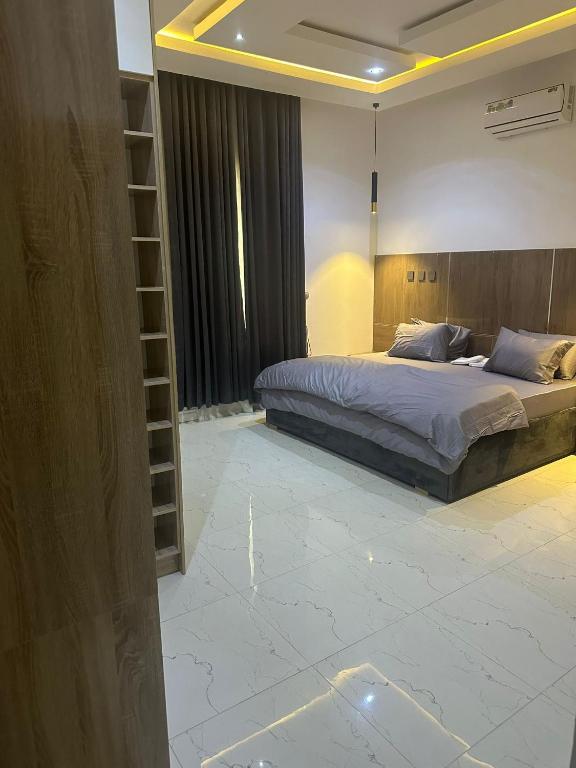 Postel nebo postele na pokoji v ubytování JAYZ Shortlet Apartment