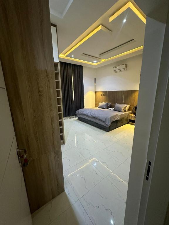 Postel nebo postele na pokoji v ubytování JAYZ Shortlet Apartment