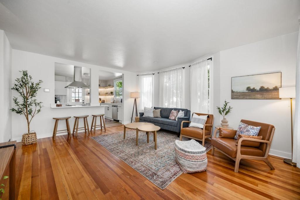 Et opholdsområde på Newly Renovated Villa in Central Spokane