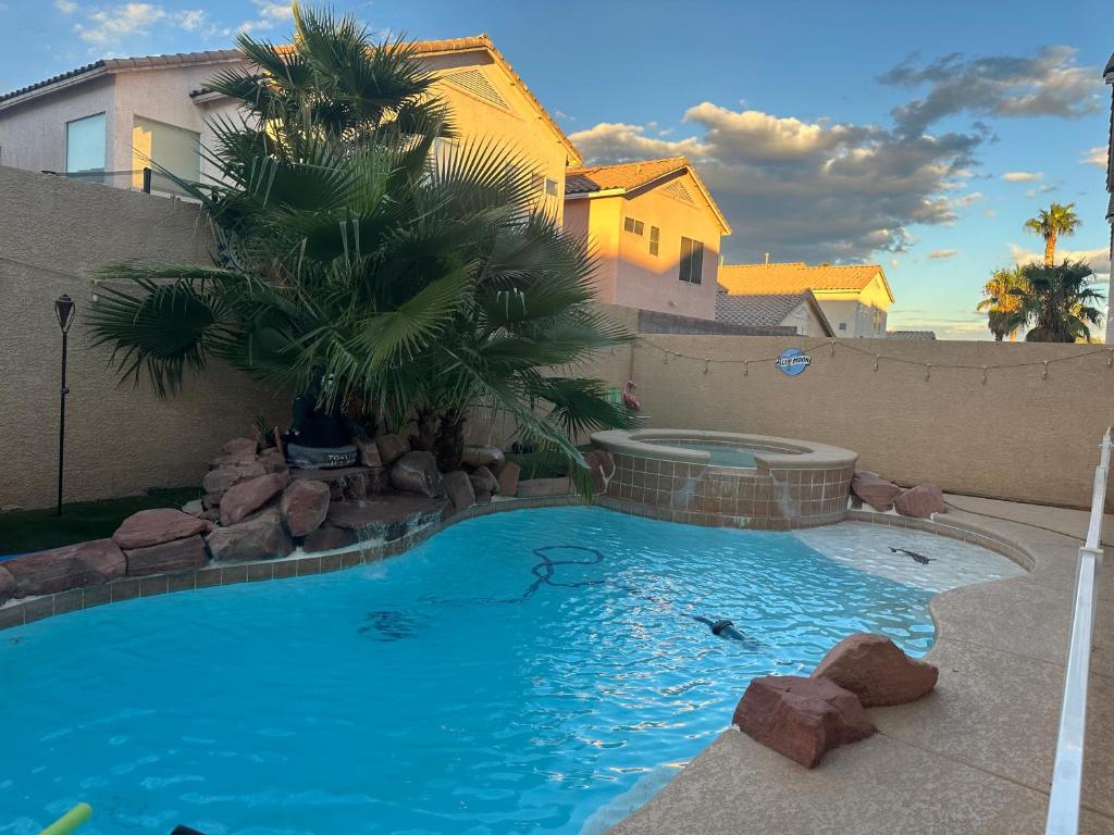 - une piscine avec un palmier dans la cour dans l'établissement 3 bedrooms house with private pool free parking, à Las Vegas