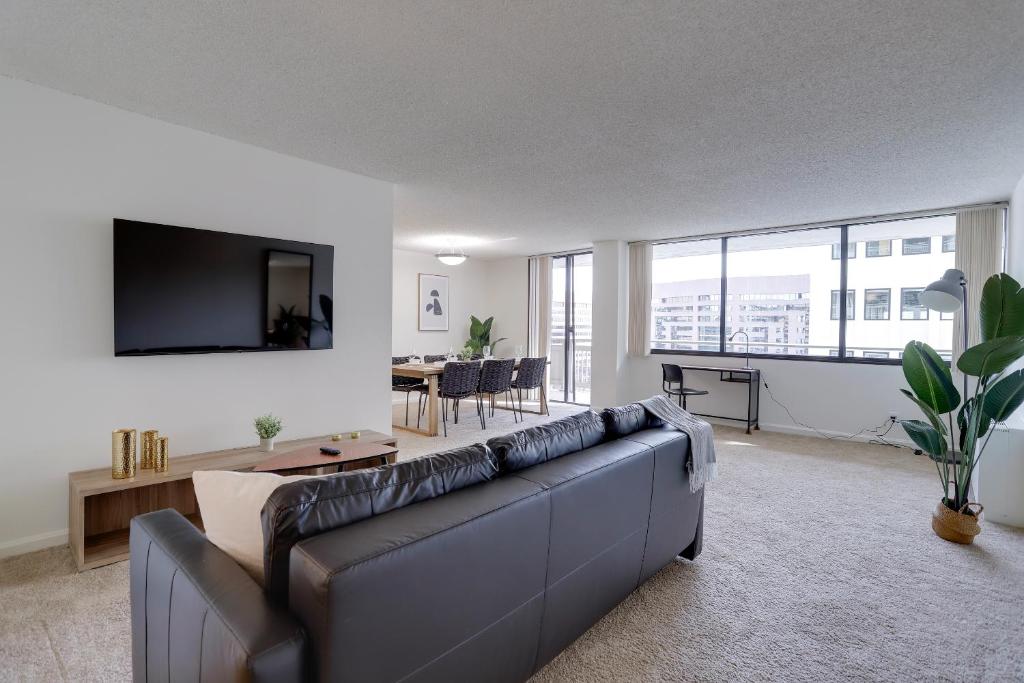 アーリントンにある2BR Apartment Near to Airport and Metro!のソファとテーブルのあるリビングルーム