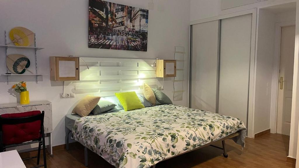1 dormitorio con 1 cama con almohadas amarillas y verdes en Edsan, en Madrid
