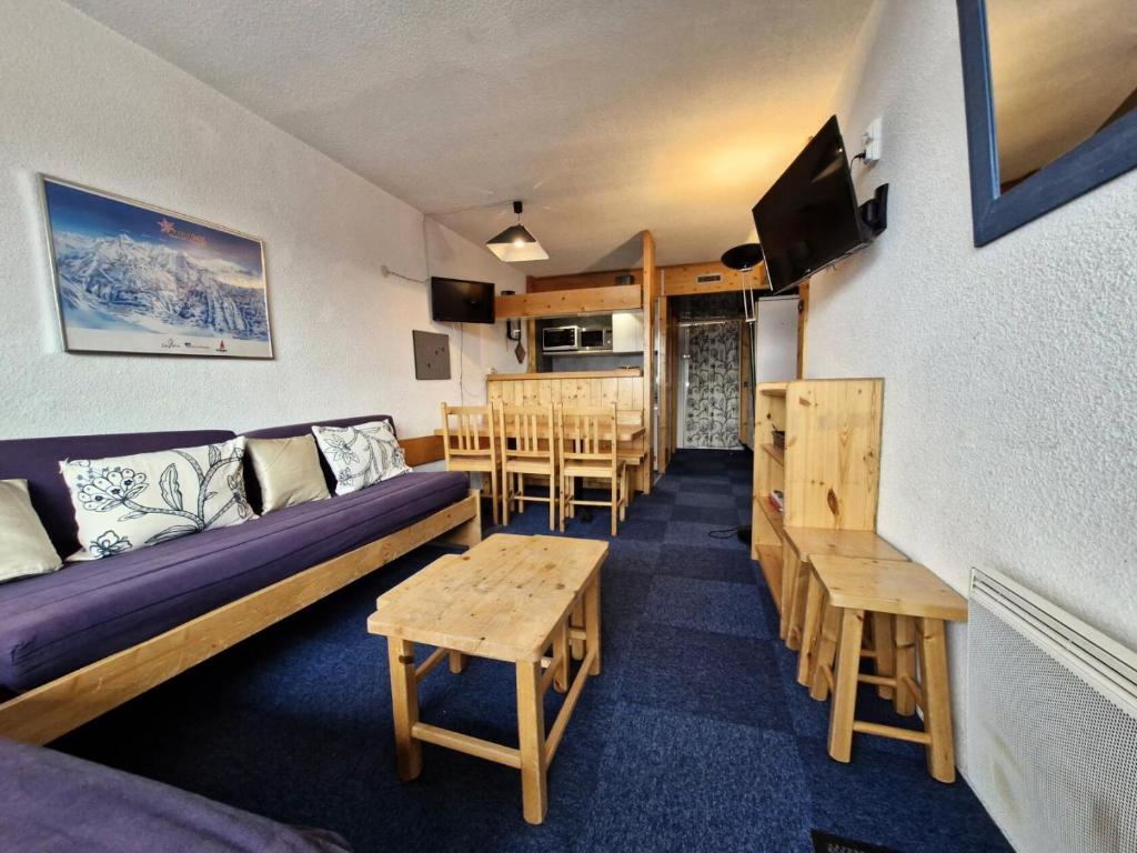un salon avec un canapé et une table dans l'établissement Résidence Nova - Appartement 2 pièces 6 personnes proche des pistes, des commerces, de la garderie et de l'ESF au centre de la station d’Arc 1800 MAE-2178, à Arc 1800