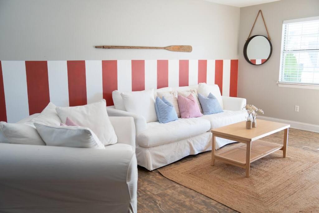 - un salon avec deux canapés blancs et une table dans l'établissement Beach Haven Tybee - Main, à Tybee Island