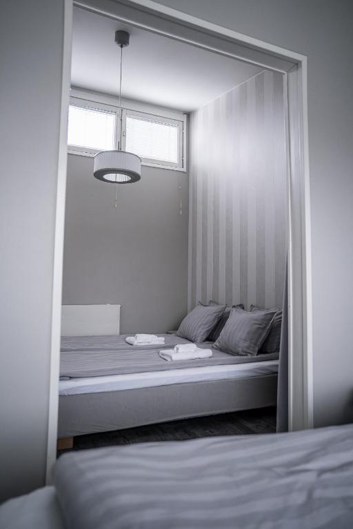 a bedroom with a bed with a window and a mirror at Apartment Siihtala - suuri saunallinen huoneisto in Joensuu