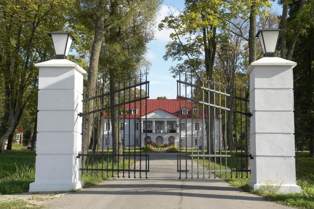 an entrance gate to a mansion with a house at Bistrampolis Manor in Kučiai