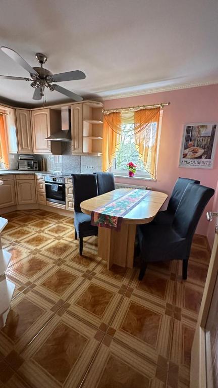 Kuchyň nebo kuchyňský kout v ubytování Attraktive 3 Zimmer Wohnung in ruhiger Lage