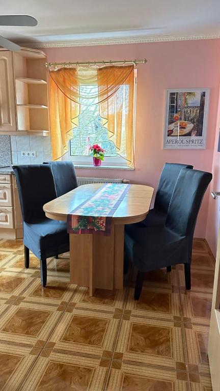 Kuchyň nebo kuchyňský kout v ubytování Attraktive 3 Zimmer Wohnung in ruhiger Lage