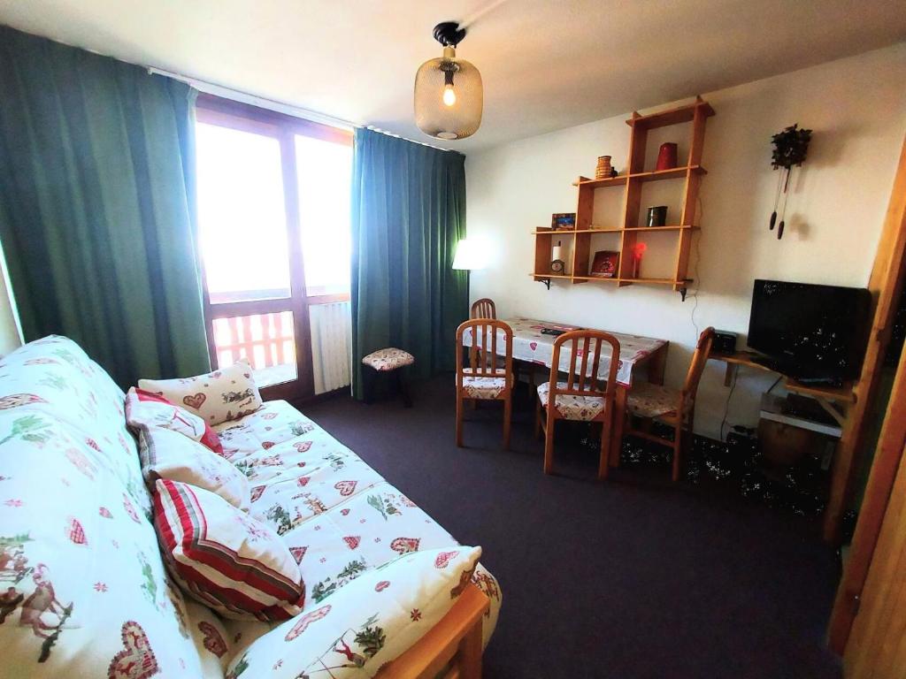 une chambre avec un lit et une salle à manger avec une table dans l'établissement Résidence La Taiga - Résidence TAIGA N°33 MAE-1601, à La Plagne Tarentaise