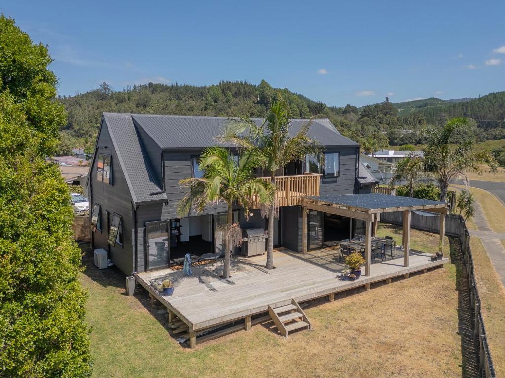 una vista sul tetto di una casa con terrazza di Spacious Family Getaway - Whangamata Holiday Home a Whangamata