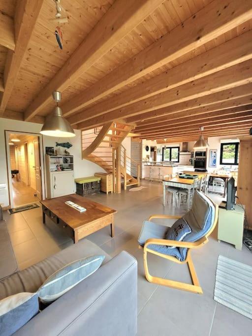 un salon avec un canapé et une table dans l'établissement Maison plain pied 5 CH, littoral sud pays Bigouden, à Penmarcʼh