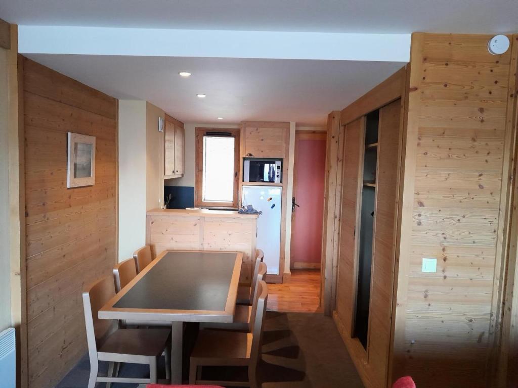 une cuisine et une salle à manger avec une table et des chaises dans l'établissement Résidence Le Boulier - Bel appartement spacieux MAE-2411, à Aime La Plagne