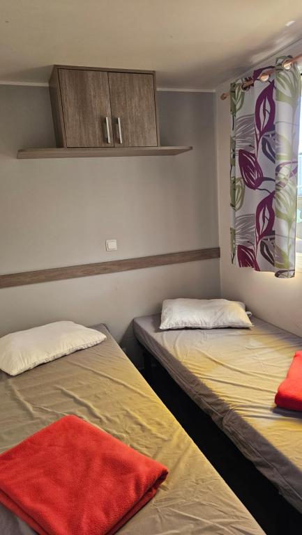 Postel nebo postele na pokoji v ubytování Mobile-home les pieds dans l'eau