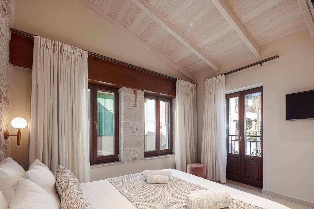 Postel nebo postele na pokoji v ubytování Philikon Luxury Suites