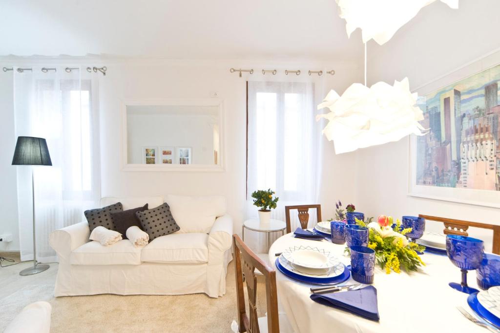 A seating area at Venice Heaven Apartments in San Marco Antique District