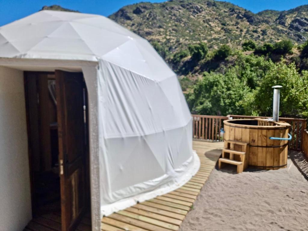 Nespecifikovaný výhled na hory nebo výhled na hory při pohledu z luxury tent