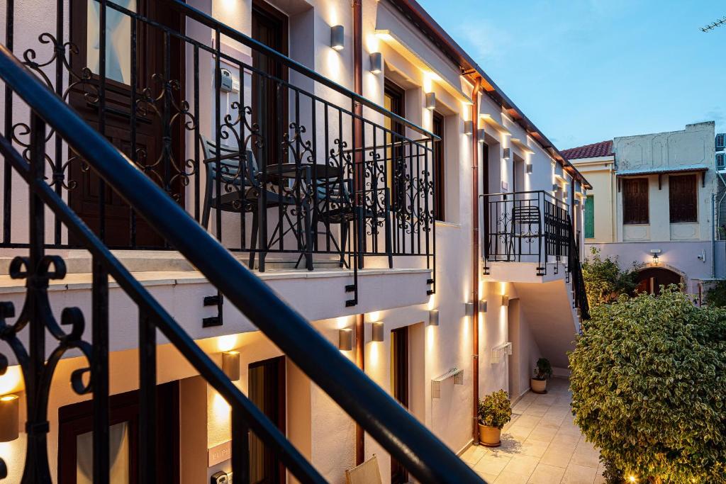 Balkón nebo terasa v ubytování Philikon Luxury Suites