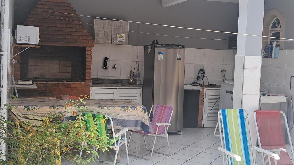 伊塔尼亚恩Loft Praia do Sonho的有桌子和椅子的厨房