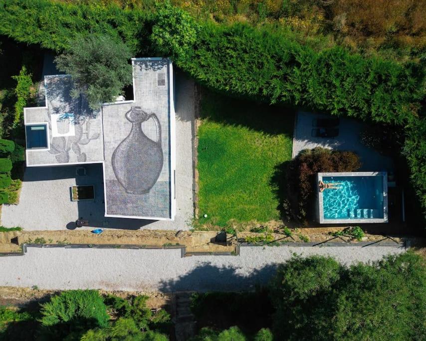 eine Luftaufnahme eines Hauses mit Swimmingpool in der Unterkunft BABhouse Villa Jardim das Oliveiras in Nagoselo do Douro