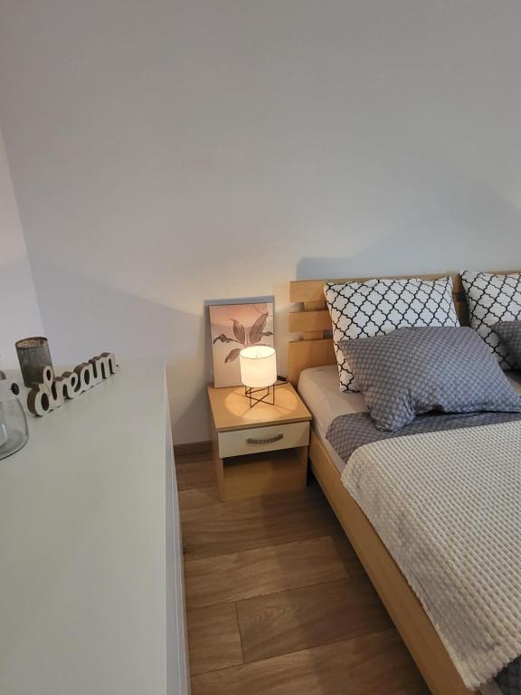 Łóżko lub łóżka w pokoju w obiekcie Apartment Gabrijel