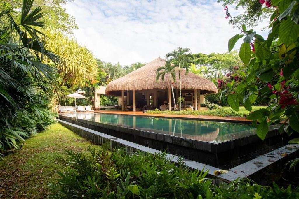Charming 5BR Villa at Mesa de Yeguasにある庭