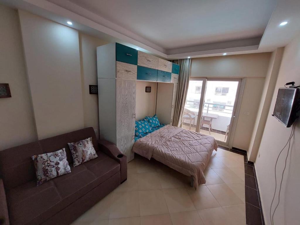 Postel nebo postele na pokoji v ubytování Cecilia resort منتجع سيسيليا