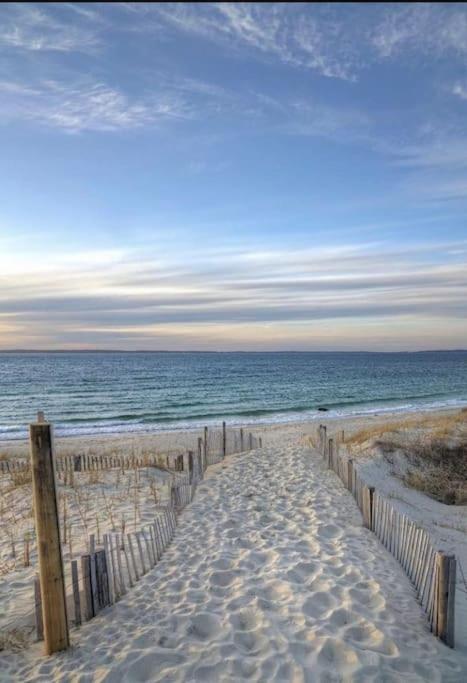 - une plage avec un chemin en bois menant à l'océan dans l'établissement 20mètres Plage - Maison -Jacuzzi - Wifi - Terrasse, à Châtelaillon-Plage