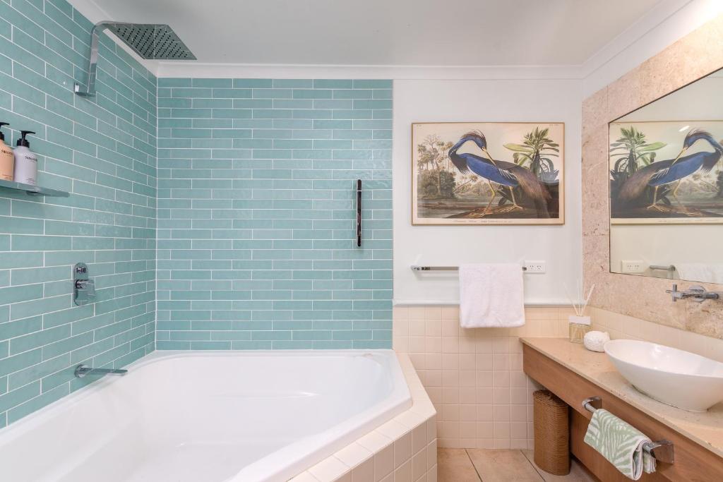 Koupelna v ubytování BOHO Bliss In The Best Position In Town, King Bed, 2 Pools, Free WIFI And Undercover Parking