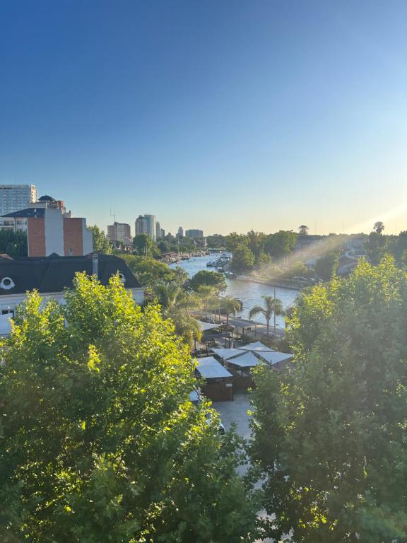 Vista de un río que corre cerca del departamento