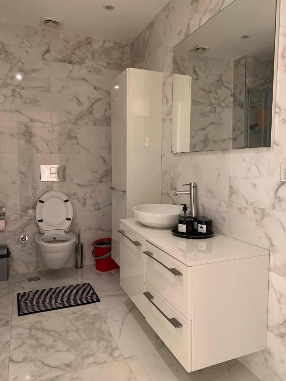 A bathroom at Ottomare Suites luxury apartment with pool with amazing view