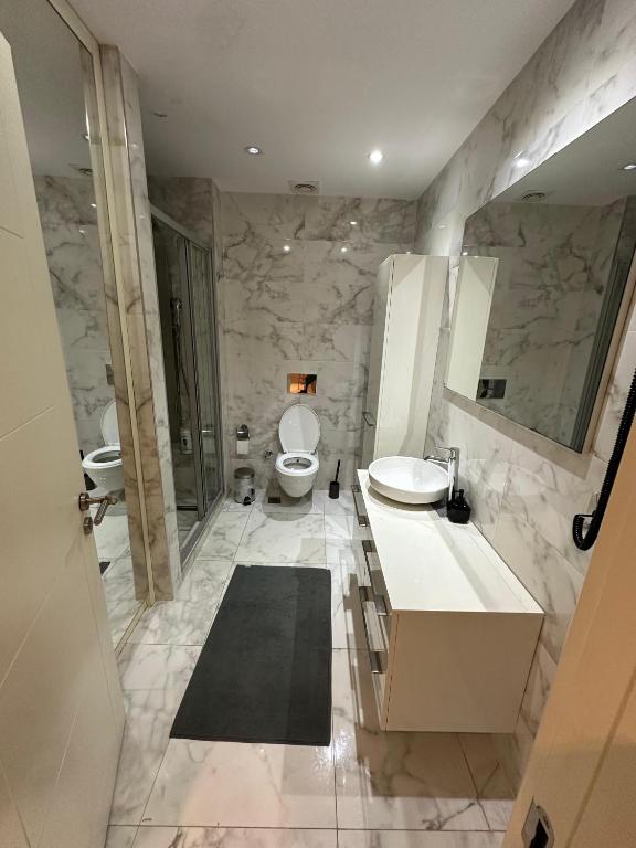 A bathroom at Ottomare Suites luxury apartment with pool with amazing view