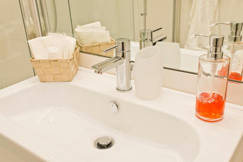A bathroom at Venice Heaven Apartments in San Marco Antique District
