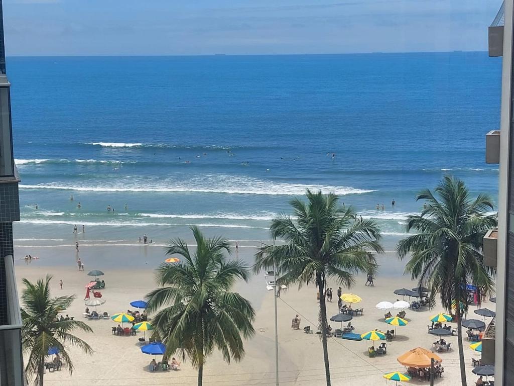 グアルジャにあるApartamento com vista marのヤシの木と海のあるビーチの景色