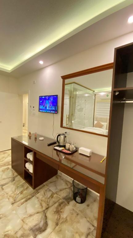 TV a/nebo společenská místnost v ubytování Eighth Wonders Hotel