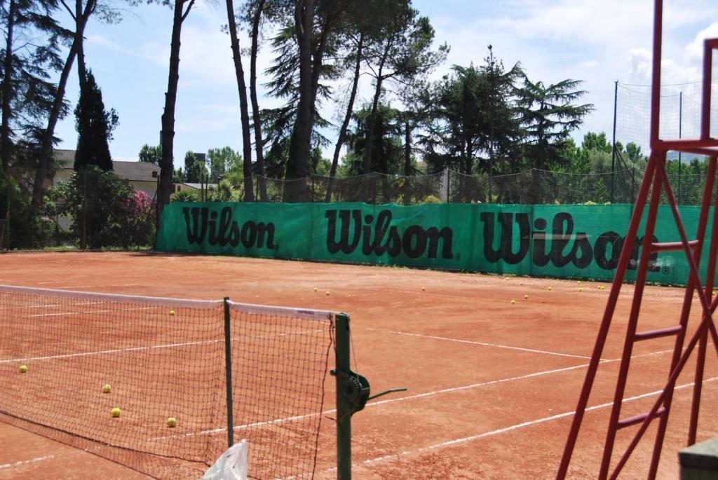 Tenis a/nebo squash v ubytování La Vignola Country Hotel nebo okolí