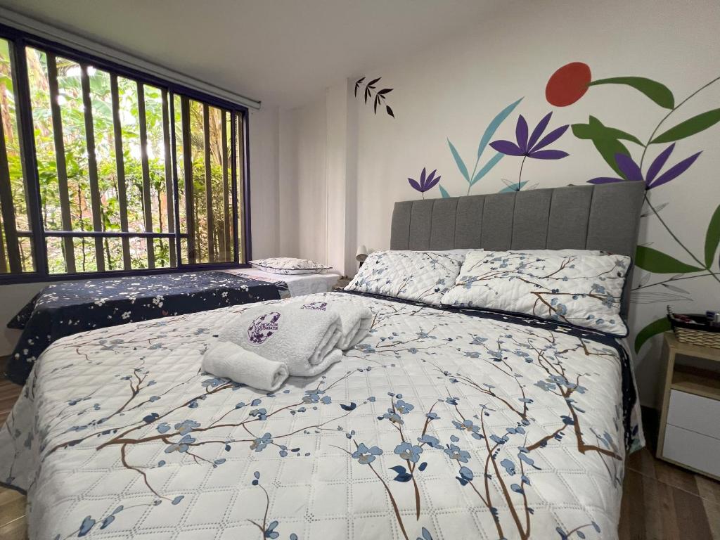 Postel nebo postele na pokoji v ubytování NUEVO Hotel Morada en el centro del Eje Cafetero