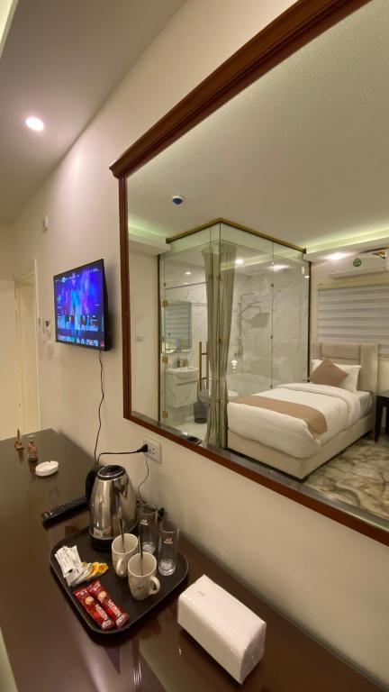 Postel nebo postele na pokoji v ubytování Eighth Wonders Hotel